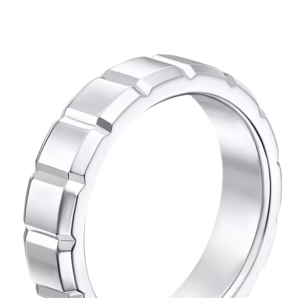 Wedding ring with a diamond facet