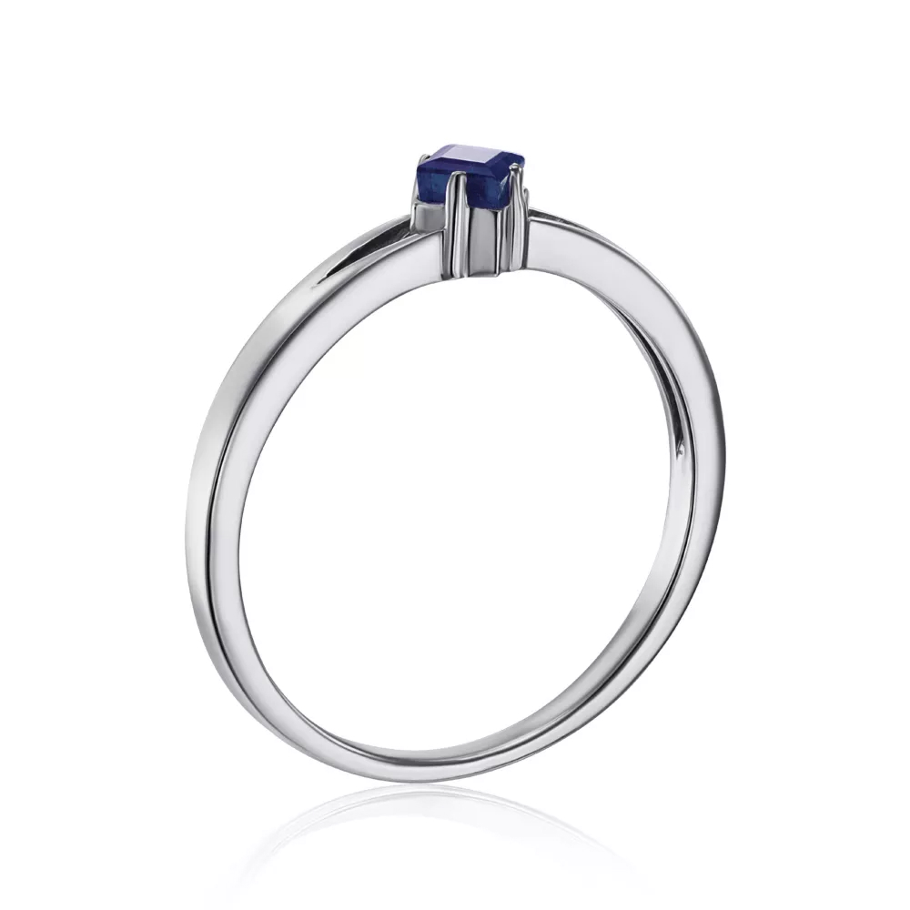 Gold ring with sapphire