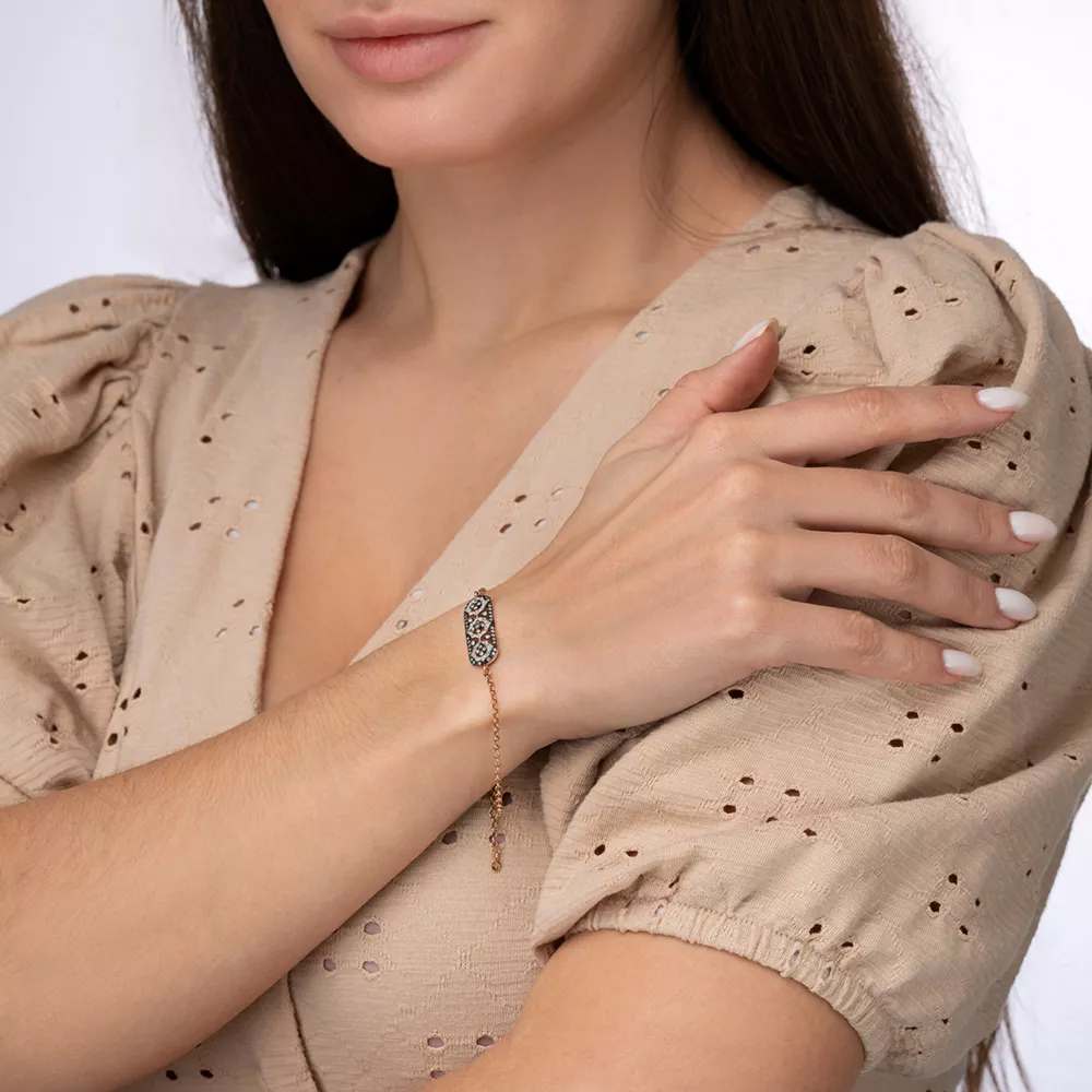 Gold bracelet with diamonds